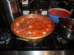 Salsa in confiture/V-8 in blue pot in back